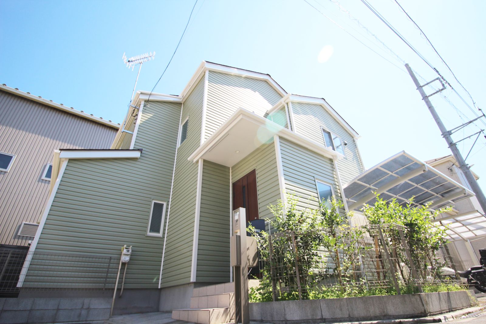 若草色のWALL-Jでカバーされたお家