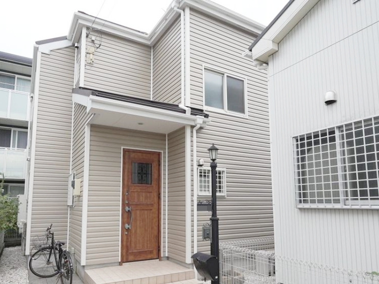 ベージュ色のWALL-Jでカバーされたお家