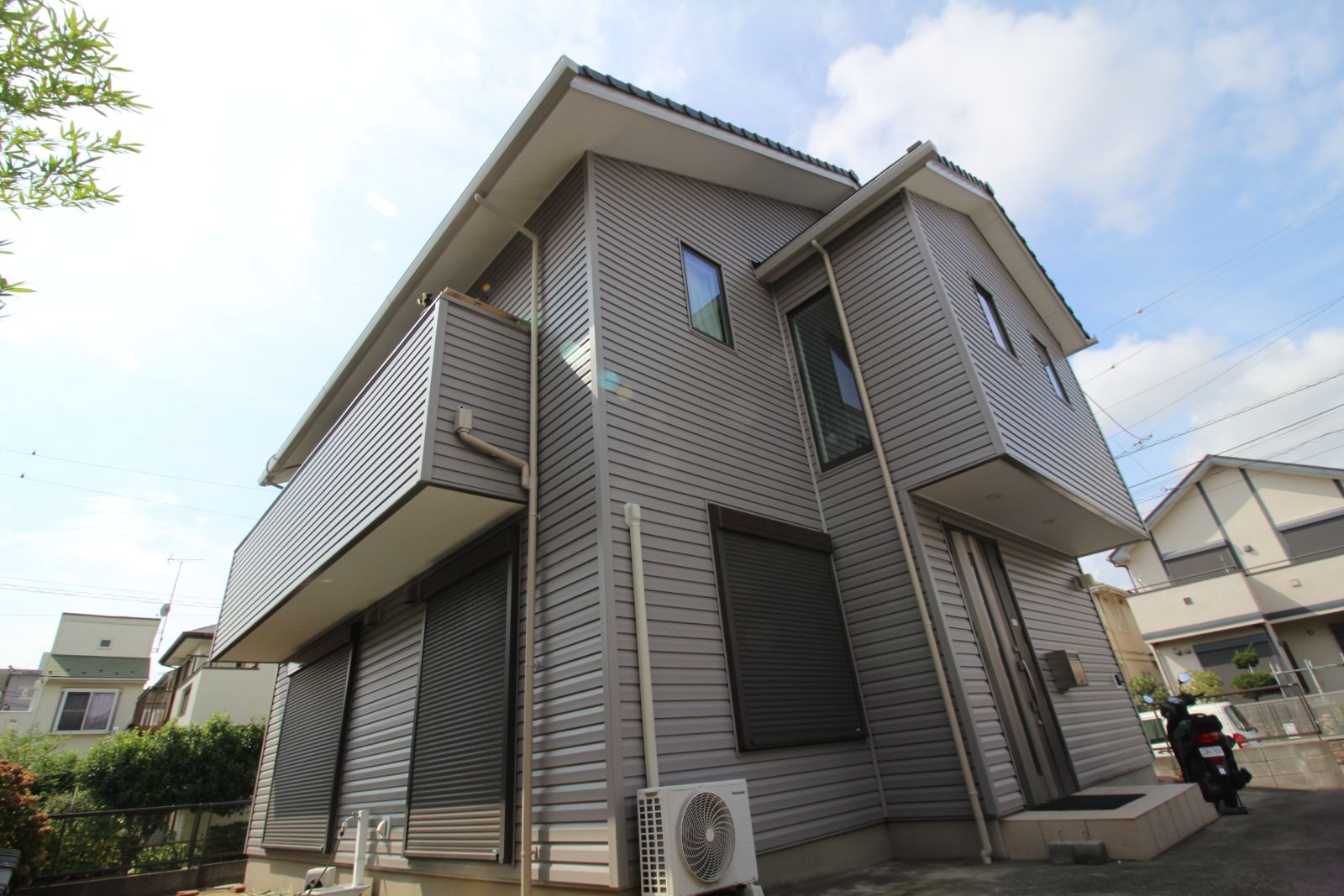 灰色のWALL-Jでカバーされたお家